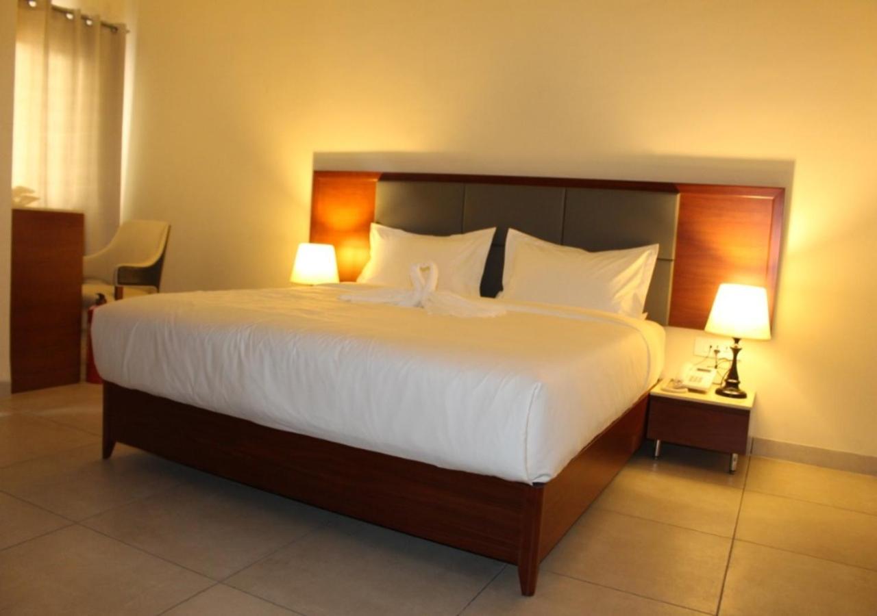 Ixoras Hotel Kinshasa Esterno foto