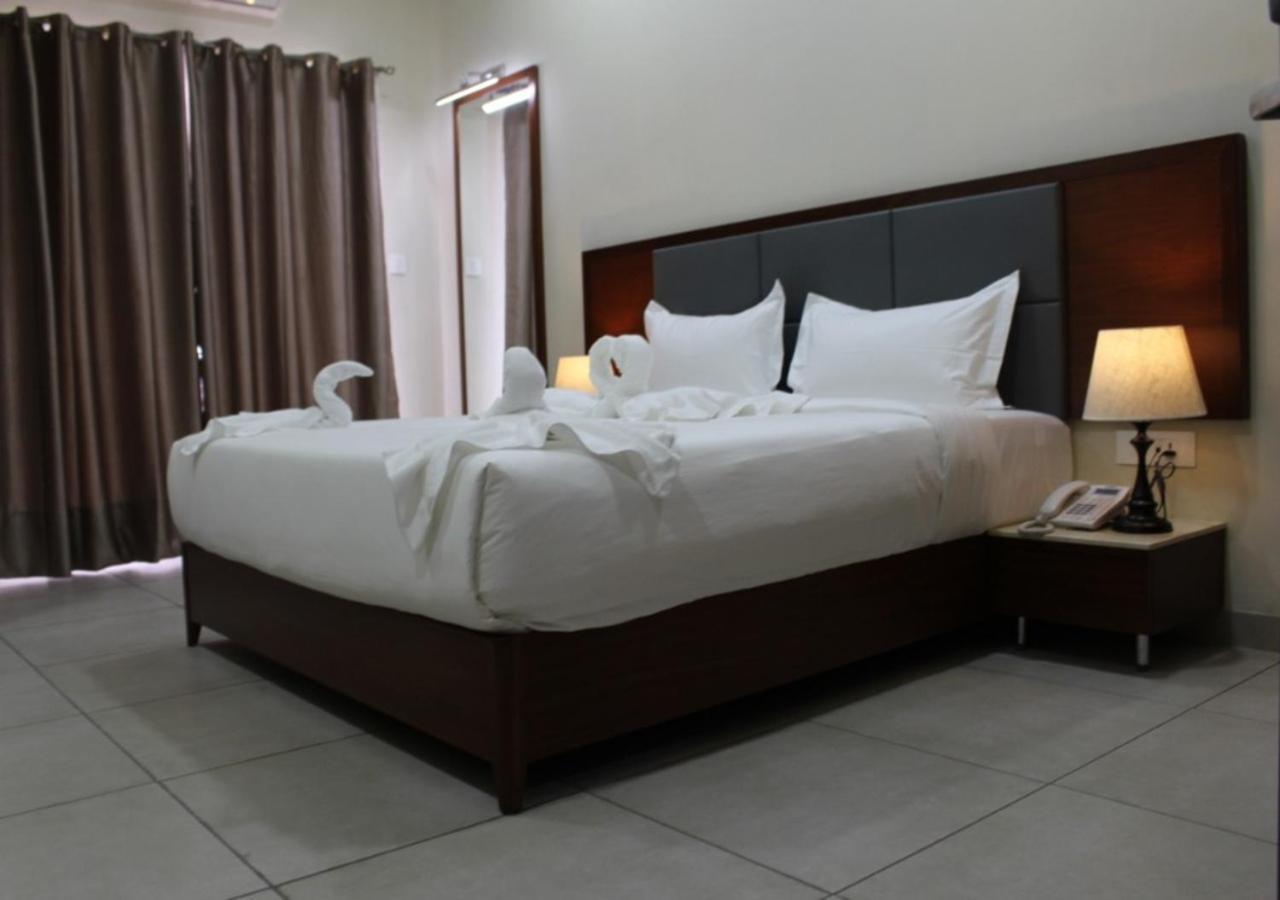 Ixoras Hotel Kinshasa Esterno foto