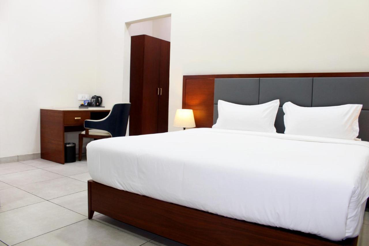 Ixoras Hotel Kinshasa Esterno foto