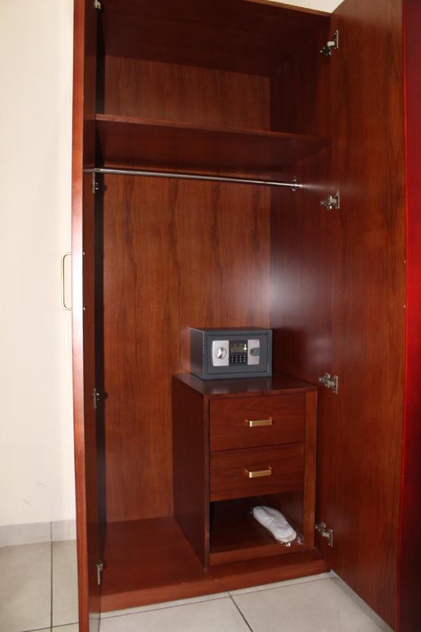 Ixoras Hotel Kinshasa Esterno foto