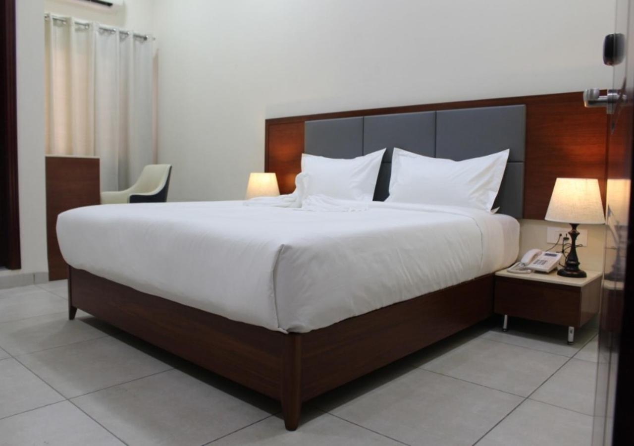 Ixoras Hotel Kinshasa Esterno foto
