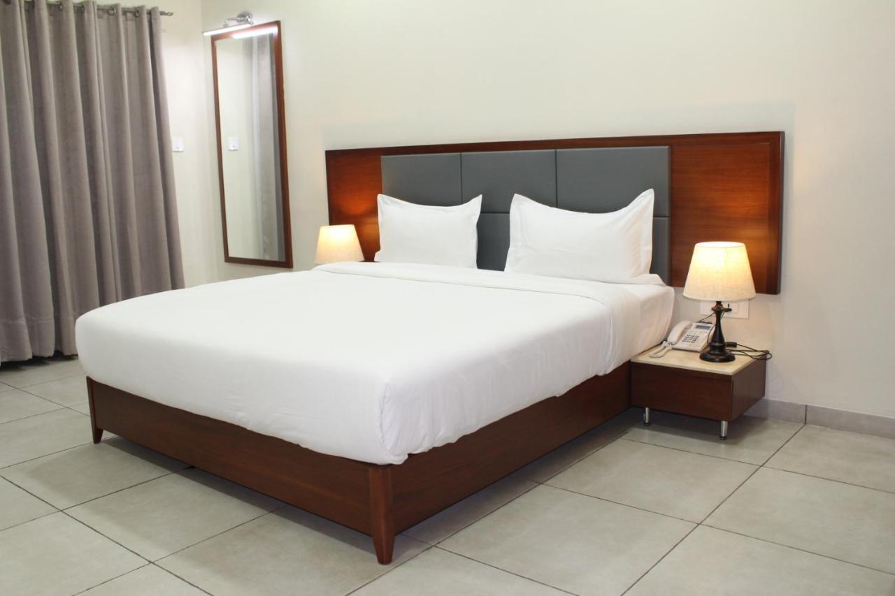 Ixoras Hotel Kinshasa Esterno foto