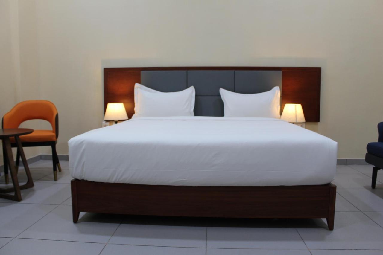 Ixoras Hotel Kinshasa Esterno foto